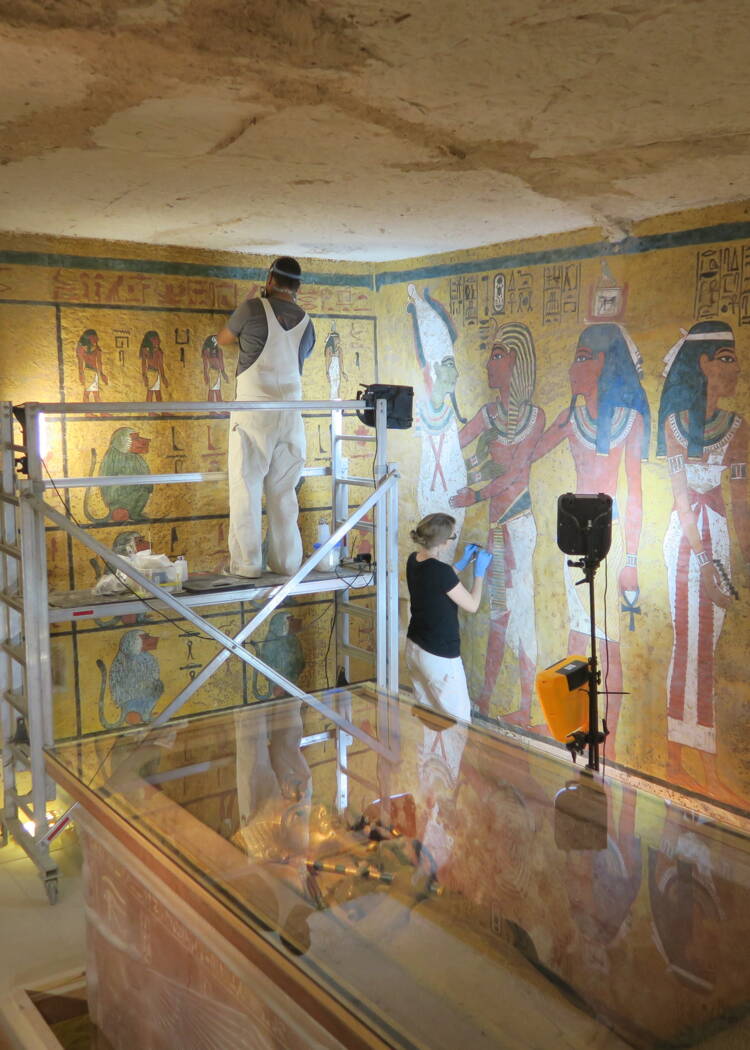 Un Monde en Miroir : L&rsquo;Homme qui Prétend Être l&rsquo;Héritier des Rois et ses Prophecies Inquiétantes