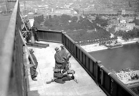 L’embarras républicain : le patron de la Tour Eiffel quitte son poste après un épisode discriminatoire