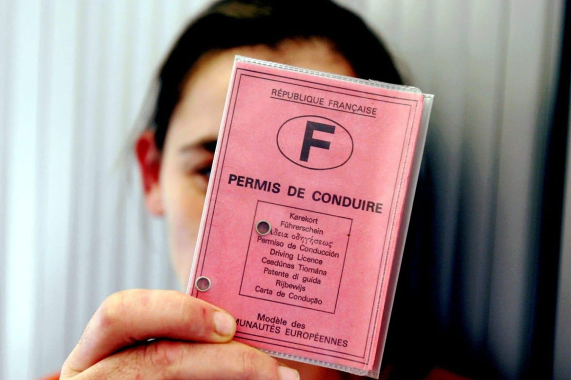 Le permis de conduire tombé au sol : Une femme voilée affronte la police à Paris