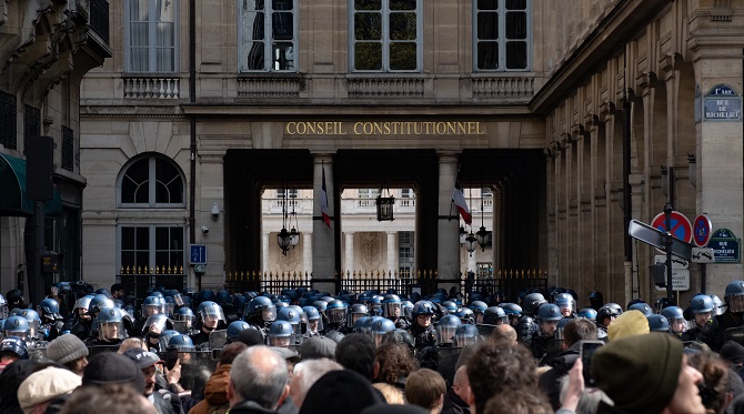 Le Conseil Constitutionnel en déclin : La nomination de Ferrand menace l’État de droit français