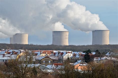 La France en effondrement : corruption nucléaire et crise économique imminente